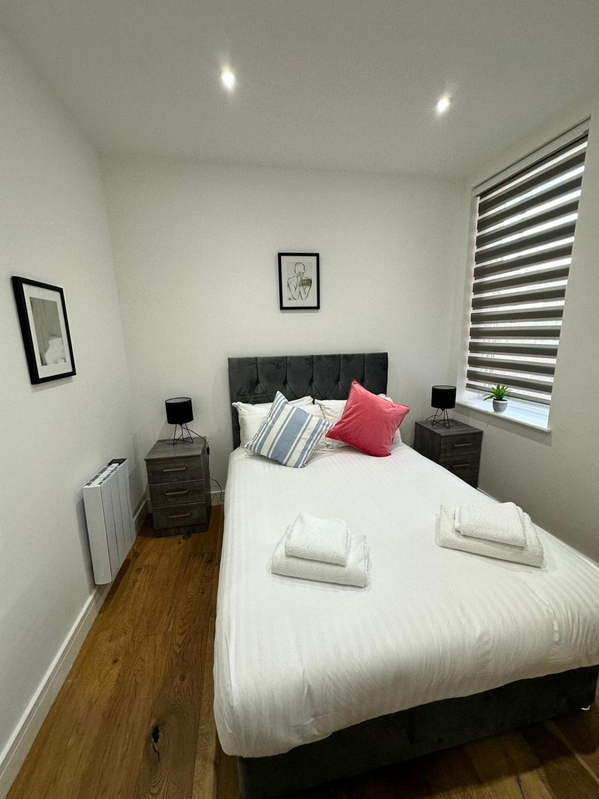 Deluxe Chic 1 2 Bed Apts Near Heathrow Legoland Windsor Slough Villa Exterior foto