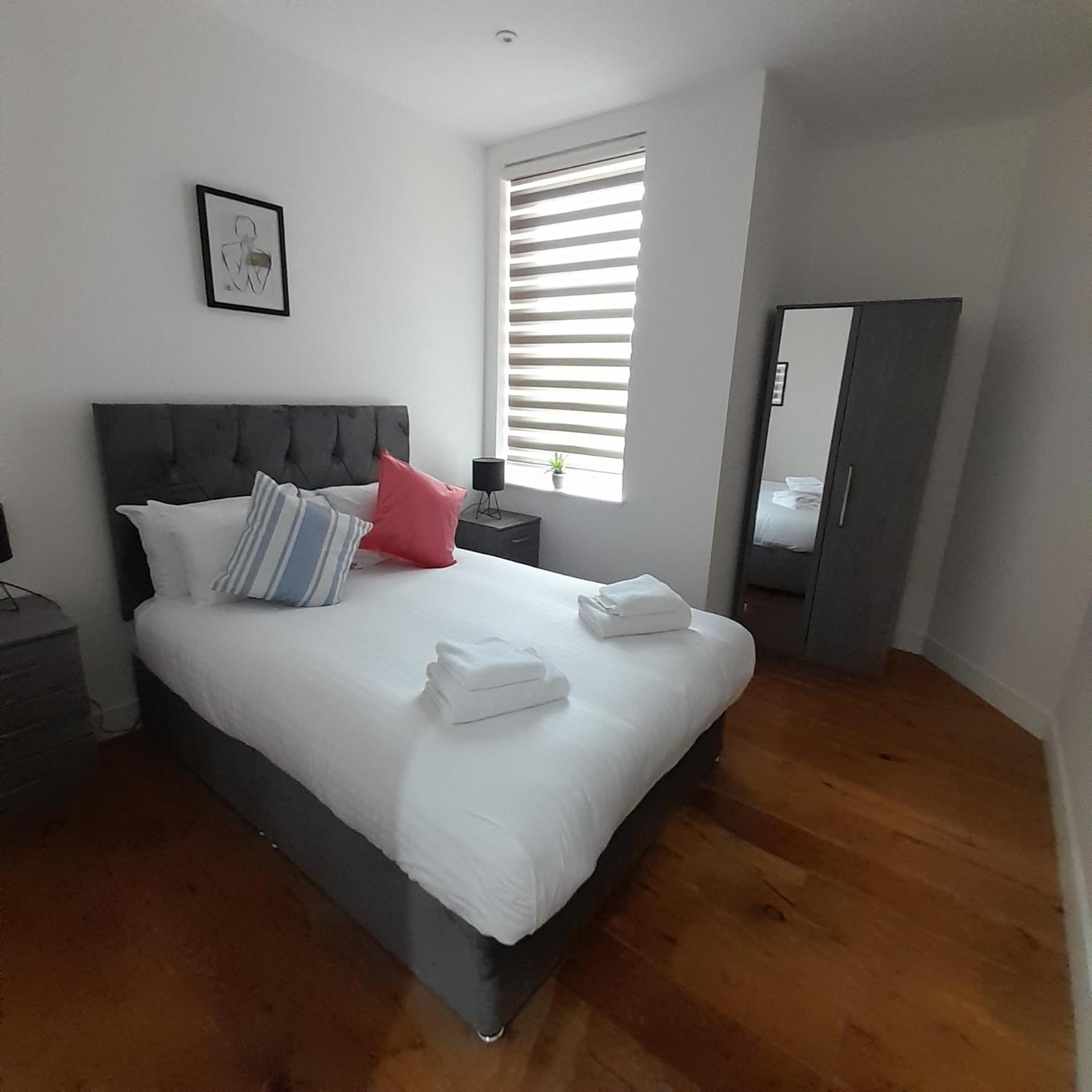 Deluxe Chic 1 2 Bed Apts Near Heathrow Legoland Windsor Slough Villa Exterior foto